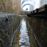 Sotto di noi si dirama un lungo canaletto in cui scorre l�acqua che letteralmente cade dalla roccia